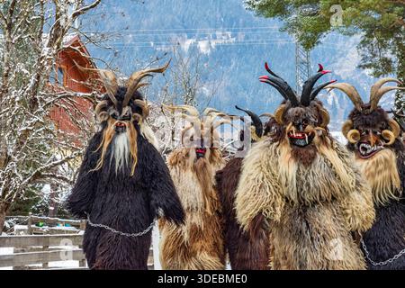 Perchtenlauf Percht Perchten Maskenprozession: Die Kramperl Krampus, Klaubauf, Toifi, Teufel Bad Hofgastein Pongau Salzburg Österreich Stockfoto