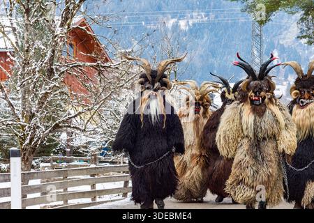 Perchtenlauf Percht Perchten Maskenprozession: Die Kramperl Krampus, Klaubauf, Toifi, Teufel Bad Hofgastein Pongau Salzburg Österreich Stockfoto