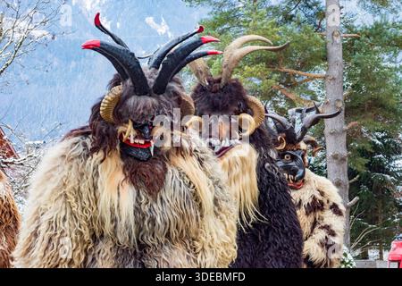 Perchtenlauf Percht Perchten Maskenprozession: Die Kramperl Krampus, Klaubauf, Toifi, Teufel Bad Hofgastein Pongau Salzburg Österreich Stockfoto