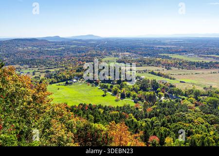 Aus der Vogelperspektive der Adirondack Mountains oder der Adirondacks im Herbst oder in der Nähe der Grenze zu New York Vermont, einem wunderschönen Herbstlaub in New England Stockfoto