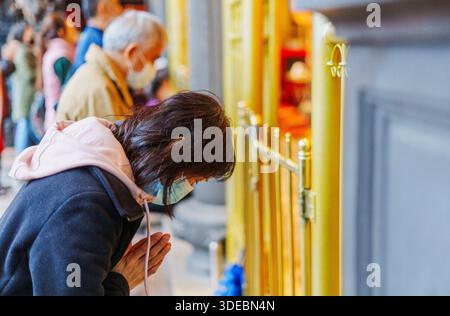 26. November 2024, Taiwan, Taipeh: Gläubige knien im Tempel. Der Mengjia Longshan-Tempel ist Taipeis ältester Tempel und befindet sich im Viertel Manka. Die Bewohner der Nachbarschaft nutzen den Tempel als Gottesdienst, aber er ist auch ein gesellschaftlicher Treffpunkt. Foto: Andreas Arnold/dpa Stockfoto