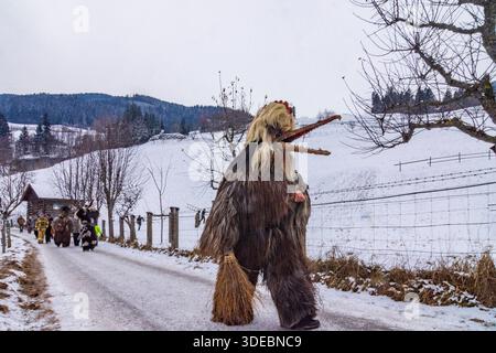 Perchtenlauf Percht Perchten Maskenprozession: Schnabelpercht Trunked Percht Bad Hofgastein Pongau Salzburg Österreich Stockfoto