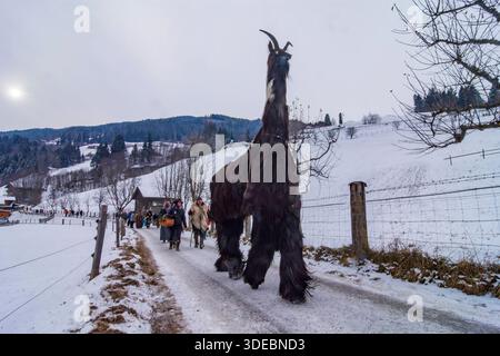Perchtenlauf Percht Perchten Maskenzug: Habergeis-Ziege Bad Hofgastein Pongau Salzburg Österreich Stockfoto