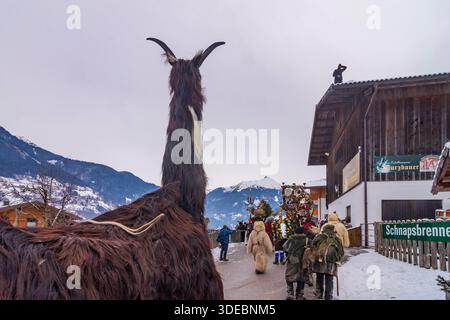 Perchtenlauf Percht Perchten Maskenzug: Habergeis-Ziege Bad Hofgastein Pongau Salzburg Österreich Stockfoto