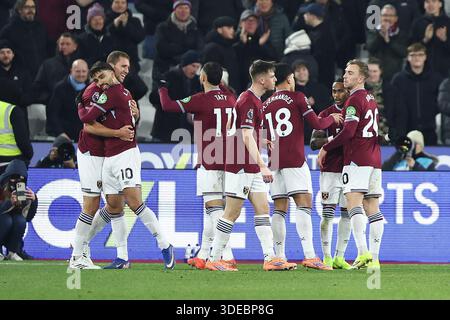 London Stadium, London, Großbritannien. Januar 2026. Premier League Football, West Ham United gegen Nottingham Forest; 1-0 West Ham United feiert in der 13. Minute nach Murillo aus Nottingham Forest Own Goal Credit: Action Plus Sports/Alamy Live News Stockfoto