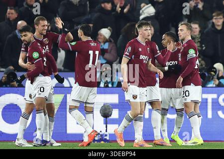 London Stadium, London, Großbritannien. Januar 2026. Premier League Football, West Ham United gegen Nottingham Forest; 1-0 West Ham United feiert in der 13. Minute nach Murillo aus Nottingham Forest Own Goal Credit: Action Plus Sports/Alamy Live News Stockfoto