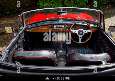 1969 MGB Roadster in Tartan Red, einem klassischen britischen Sportwagen mit offenem Oberteil Stockfoto