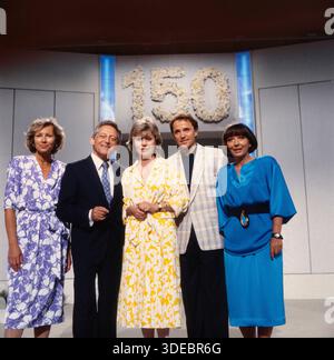 Dalli Dalli, Ratesendung mit Moderator Hans Rosenthal (2. v. l.), hier mit dem Team: Assistentin Monika Sundermann, Mady Riehl, Christian, Neureuther und Brigitte Xander, Deutschland, 150. Sendung vom 15. Mai 1986. Stockfoto