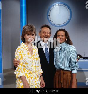 Dalli Dalli, Ratesendung mit Moderator Hans Rosenthal, hier mit Mady Riehl (links) und neue Assistentin Sabine Noethen, Deutschland, 150. Sendung vom 15. Mai 1986. Stockfoto