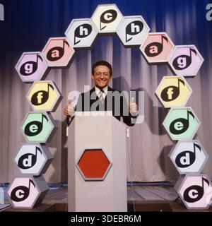 Dalli Dalli, Ratesendung mit Moderator Hans Rosenthal, hier unter der Dalli Tonleiter, Deutschland um 1982. Stockfoto