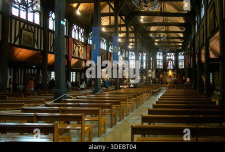 Menschen gehen in die hölzerne Katharinenkirche in Honfleur, Normandie, Frankreich Stockfoto