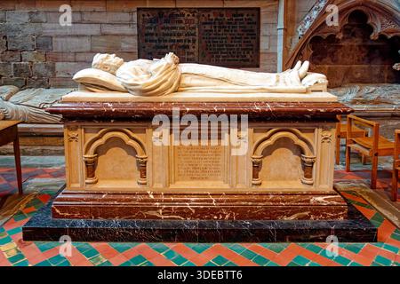 Hereford, Herefordshire, England, Vereinigtes Königreich - 25. Oktober 2025: Gedenkstätte für den ehemaligen Bischof von Hereford the Right Reverend James Atlay in der Hereford Cathedral Stockfoto