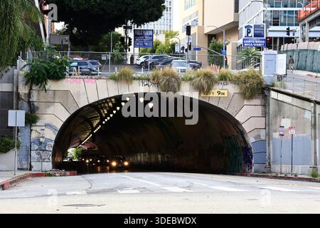 Los Angeles, Kalifornien: 2nd Street Tunnel unter Bunker Hill, berühmter Drehort in Filmen und TV-Produktionen, Downtown Los Angeles Stockfoto