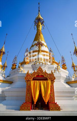 Goldener weißer Chedi von Wat Hua Wiang in Mae Hong Son, Nordthailand Stockfoto