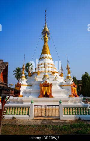 Goldener weißer Chedi von Wat Hua Wiang in Mae Hong Son, Nordthailand Stockfoto