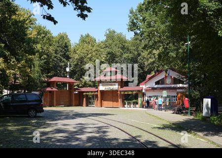 Reise rumänien transilvania targu mures Besucher betreten den targu mures Zoo in rumänien an einem sonnigen Tag Stockfoto