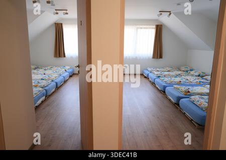 Reise rumänien transilvania targu mures mehrere Betten auf Holzboden in einfachen Hostel-Zimmern für Gruppenunterkunft Stockfoto