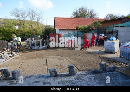 Reise rumänien transilvania Bauarbeiter von targu mures bereiten eine Unterbasis für neue Pflastersteine in einem Wohngebiet vor Stockfoto