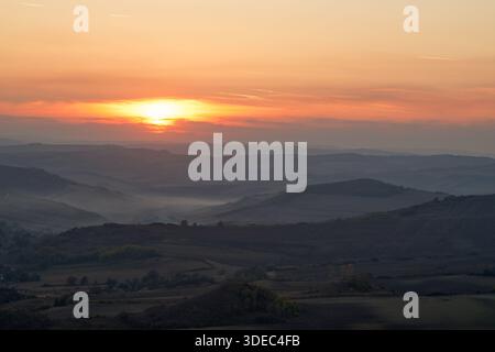 Reisen Sie rumänien transilvania targu mures Sonnenuntergang hinter nebeligen Tälern und Hügeln in der Region siebenbürgen Stockfoto