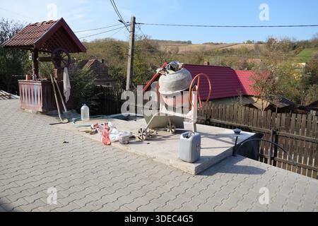 Reise rumänien transilvania targu mures traditioneller Brunnen und Baumischer auf einem gepflasterten Gebiet in transilvania, targu mures Stockfoto