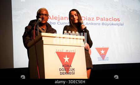 Der Botschafter der Republik Kuba in Ankara, Alejandro Diaz Palacios, hat an einer Veranstaltung zum 67. Jahrestag der kubanischen Revolution teilgenommen der Botschafter der Republik Kuba in Ankara, Alejandro Diaz Palacios und der Generalsekretär der Kommunistischen Partei der Türkei TKP, Kemal Okuyan hielt eine Rede während einer Veranstaltung, die vom Jose Marti Kuba Friendship Association anlässlich des 67. Jahrestages der kubanischen Revolution organisiert wurde. Die Redner sprachen die internationale Agenda an und konzentrierten sich insbesondere auf die eskalierenden politischen Spannungen zwischen den Vereinigten Staaten und Venezuela, während sich Unterstützer versammelten Stockfoto