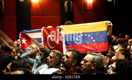 Der Botschafter der Republik Kuba in Ankara, Alejandro Diaz Palacios, hat an einer Veranstaltung zum 67. Jahrestag der kubanischen Revolution teilgenommen der Botschafter der Republik Kuba in Ankara, Alejandro Diaz Palacios und der Generalsekretär der Kommunistischen Partei der Türkei TKP, Kemal Okuyan hielt eine Rede während einer Veranstaltung, die vom Jose Marti Kuba Friendship Association anlässlich des 67. Jahrestages der kubanischen Revolution organisiert wurde. Die Redner sprachen die internationale Agenda an und konzentrierten sich insbesondere auf die eskalierenden politischen Spannungen zwischen den Vereinigten Staaten und Venezuela, während sich Unterstützer versammelten Stockfoto