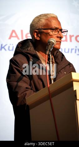 Der Botschafter der Republik Kuba in Ankara, Alejandro Diaz Palacios, hat an einer Veranstaltung zum 67. Jahrestag der kubanischen Revolution teilgenommen der Botschafter der Republik Kuba in Ankara, Alejandro Diaz Palacios und der Generalsekretär der Kommunistischen Partei der Türkei TKP, Kemal Okuyan hielt eine Rede während einer Veranstaltung, die vom Jose Marti Kuba Friendship Association anlässlich des 67. Jahrestages der kubanischen Revolution organisiert wurde. Die Redner sprachen die internationale Agenda an und konzentrierten sich insbesondere auf die eskalierenden politischen Spannungen zwischen den Vereinigten Staaten und Venezuela, während sich Unterstützer versammelten Stockfoto