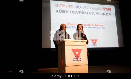 Der Botschafter der Republik Kuba in Ankara, Alejandro Diaz Palacios, hat an einer Veranstaltung zum 67. Jahrestag der kubanischen Revolution teilgenommen der Botschafter der Republik Kuba in Ankara, Alejandro Diaz Palacios und der Generalsekretär der Kommunistischen Partei der Türkei TKP, Kemal Okuyan hielt eine Rede während einer Veranstaltung, die vom Jose Marti Kuba Friendship Association anlässlich des 67. Jahrestages der kubanischen Revolution organisiert wurde. Die Redner sprachen die internationale Agenda an und konzentrierten sich insbesondere auf die eskalierenden politischen Spannungen zwischen den Vereinigten Staaten und Venezuela, während sich Unterstützer versammelten Stockfoto