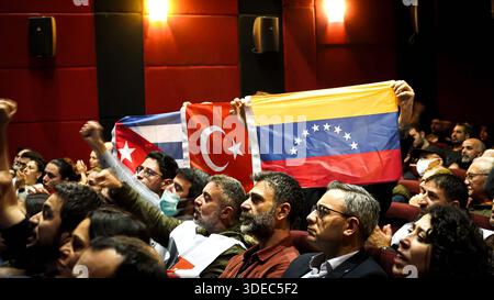 Der Botschafter der Republik Kuba in Ankara, Alejandro Diaz Palacios, hat an einer Veranstaltung zum 67. Jahrestag der kubanischen Revolution teilgenommen der Botschafter der Republik Kuba in Ankara, Alejandro Diaz Palacios und der Generalsekretär der Kommunistischen Partei der Türkei TKP, Kemal Okuyan hielt eine Rede während einer Veranstaltung, die vom Jose Marti Kuba Friendship Association anlässlich des 67. Jahrestages der kubanischen Revolution organisiert wurde. Die Redner sprachen die internationale Agenda an und konzentrierten sich insbesondere auf die eskalierenden politischen Spannungen zwischen den Vereinigten Staaten und Venezuela, während sich Unterstützer versammelten Stockfoto