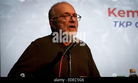 Der Botschafter der Republik Kuba in Ankara, Alejandro Diaz Palacios, hat an einer Veranstaltung zum 67. Jahrestag der kubanischen Revolution teilgenommen der Botschafter der Republik Kuba in Ankara, Alejandro Diaz Palacios und der Generalsekretär der Kommunistischen Partei der Türkei TKP, Kemal Okuyan hielt eine Rede während einer Veranstaltung, die vom Jose Marti Kuba Friendship Association anlässlich des 67. Jahrestages der kubanischen Revolution organisiert wurde. Die Redner sprachen die internationale Agenda an und konzentrierten sich insbesondere auf die eskalierenden politischen Spannungen zwischen den Vereinigten Staaten und Venezuela, während sich Unterstützer versammelten Stockfoto