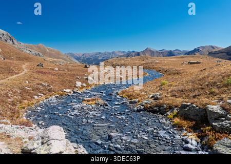 Der Fluss fließt durch die Berge in colorado Stockfoto