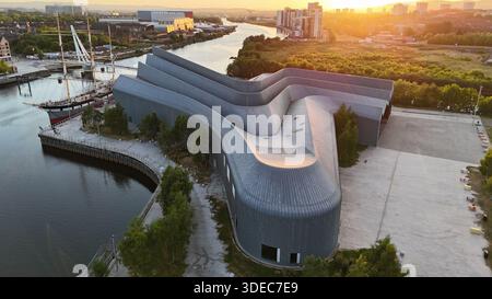 Das Riverside Museum at Sunset, entworfen von der Architektin Zaha Hadid, von oben gesehen am Fluss Clyde in Glasgow. Das moderne Verkehrsmuseum verfügt über ein modernes Verkehrsmuseum Stockfoto