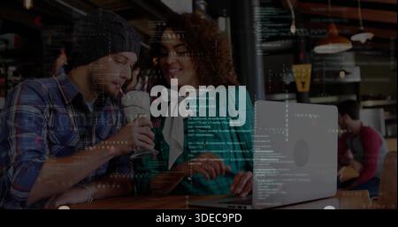 Anliegendes Trio mit Beanie, karierter und blaublauer Jacke, die am silbernen Laptop im Café arbeitet und Code-Overlay zeigt Stockfoto
