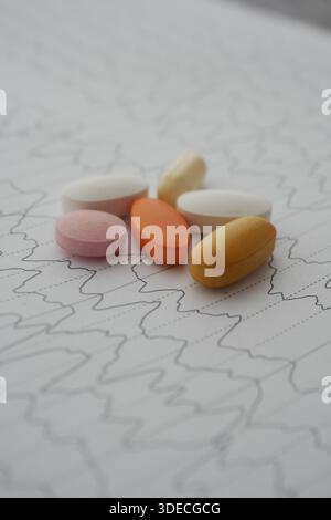 Pillen auf gemustertem Papier mit Zick-Zack-Linien Stockfoto