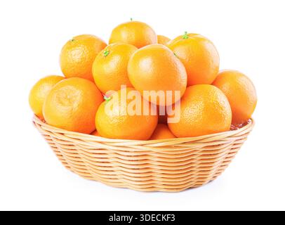 Korb gefüllt mit frischen Reifen Mandarinen isoliert auf weißem Hintergrund. Haufen saftiger Orangen-Zitrusfrüchte. Hochwertige Fotos Stockfoto