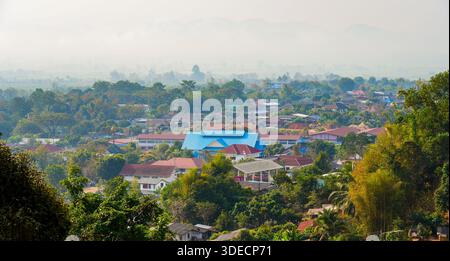Luftaufnahme der Dorfschule und des Wohngebietes in Ban Tha Ton, Nordthailand Stockfoto