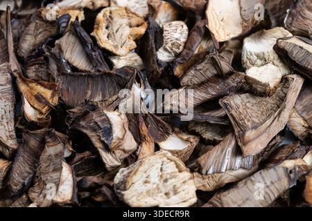 Close-up getrocknete Pilze Pantry Zutat für Küchenchef dünne Scheiben, inszeniert als Miese en Place, herzhafte Vibe für die Rezeptentwicklung, warme Küchenbeleuchtung Sug Stockfoto
