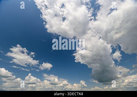 Ein atemberaubender Blick auf einen leuchtend blauen Himmel voller malerischer Wolken, die an Ruhe und Frieden erinnern Stockfoto