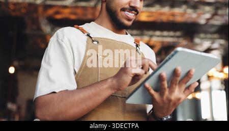 Restaurant, Hände oder Kellner lesen mit Tablet, Tischverwaltung oder Online-Service-Plattform. Reservierung prüfen, Menü aktualisieren oder man mit Stockfoto