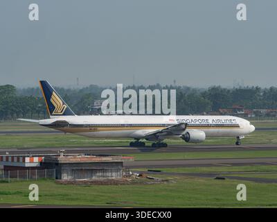 Jakarta, Indonesien - 25. Oktober 2017: Singapore Airlines Boeing 777-300 fährt am Soekarno-Hatta International Airport in Jakarta, Indonesien. Stockfoto