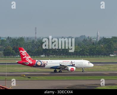 Jakarta, Indonesien - 25. Oktober 2017: Indonesia Air Asia Airbus A320-200 fährt am Flughafen Soekarno-Hatta in Jakarta, Indonesien. Stockfoto