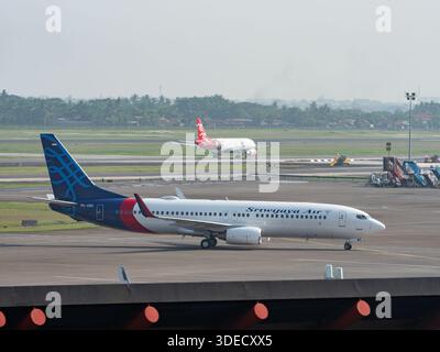 Jakarta, Indonesien - 25. Oktober 2017: Sriwijaya Air Boeing 737-800 und Indonesia Air Asia Airbus A320-200 im Flug Soekarno-Hatta International Air Stockfoto