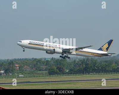 Jakarta, Indonesien - 25. Oktober 2017: Die Boeing 777-300 der Singapore Airlines startet vom Flughafen Soekarno-Hatta in Jakarta, Indonesien. Stockfoto