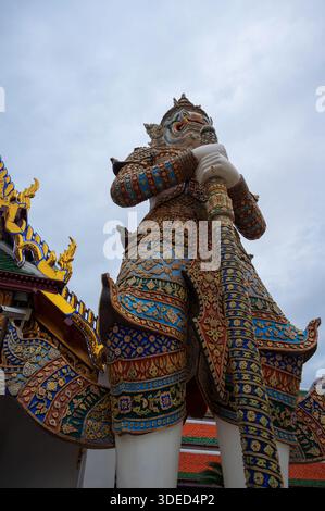 Statue von Thotsakhirithon, riesiger Dämon, der einen Ausgang von Wat Phra Sri Rattana Satsadaram (Wat Phra Kaew), dem Tempel des Smaragd-Buddha in Bangkok, bewacht. Stockfoto