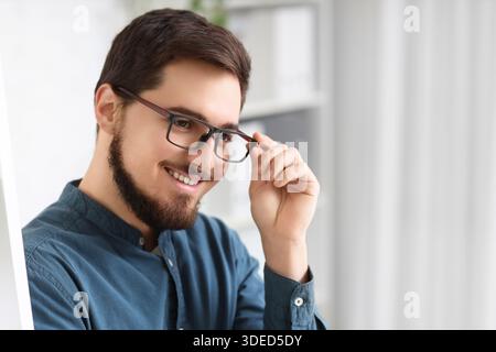 Porträt eines gutaussehenden Mannes mit Brille im Büro, Nahaufnahme Stockfoto