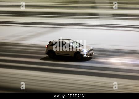 UTRECHT - Verkehr auf der Autobahn A2 bei starkem Schneefall während der morgendlichen Hauptverkehrszeit. ROBIN VAN LONKHUIJSEN / ANP netherlands Out - belgien Out Stockfoto