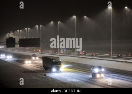 UTRECHT - Verkehr auf der Autobahn A2 bei starkem Schneefall während der morgendlichen Hauptverkehrszeit. ROBIN VAN LONKHUIJSEN / ANP netherlands Out - belgien Out Stockfoto