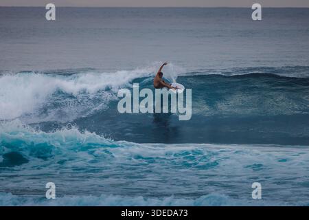 Januar 2026. Bali, Indonesien. Profi-Surfer fahren auf Bali auf Big Wave Stockfoto