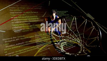 Springender Basketballspieler, der den Ball in blauem Trikot hält, der auf dem Spielfeld in Richtung Rand fährt, Code projiziert Stockfoto