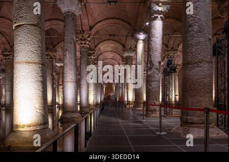Die Basilika-Zisterne oder Cisterna-Basilika ist die größte von mehreren hundert alten Zisternen, die unter der Stadt Istanbul in der Türkei liegen. Stockfoto